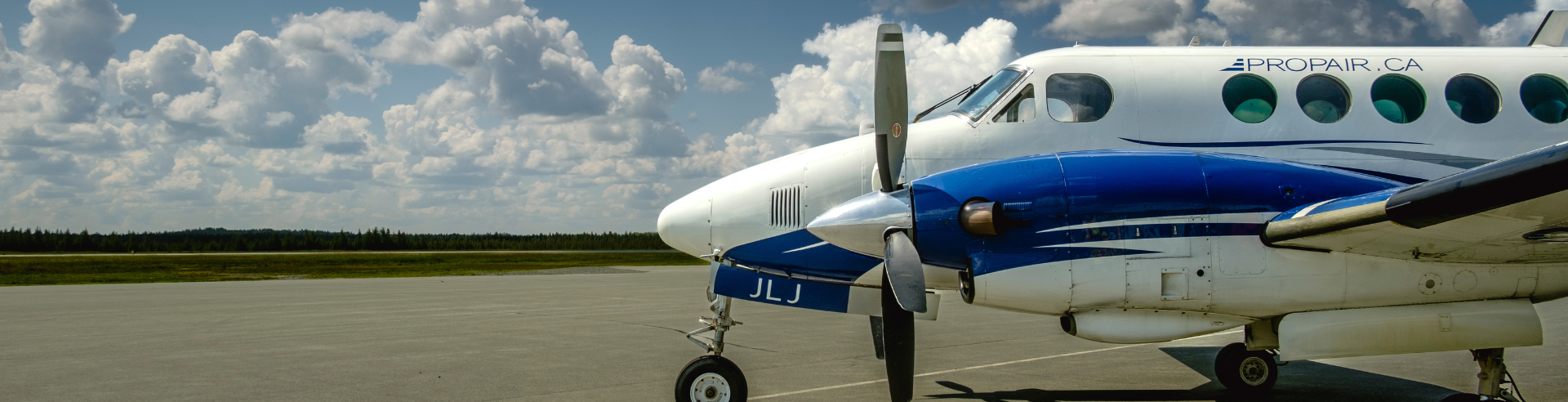 Un avion King Air A100 stationné sur le tarmac par une journée d’été.