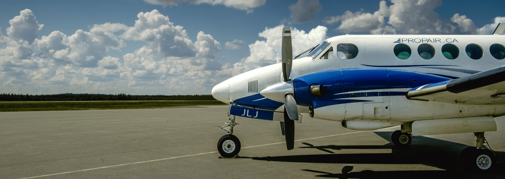 Un avion King Air A100 stationné sur le tarmac par une journée d’été.